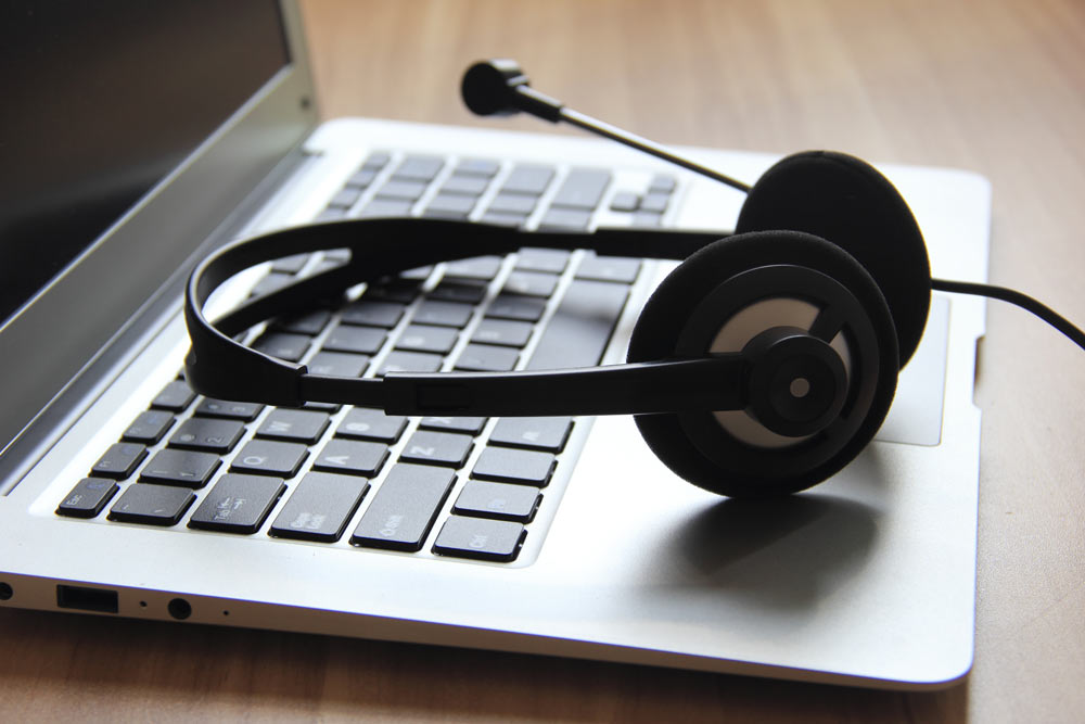 Ett headset på en laptop